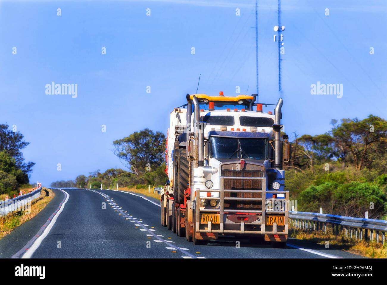 Semirimorchio pesante che sposta merci, merci e carichi in tutta l'Australia sulle autostrade dell'entroterra. Foto Stock