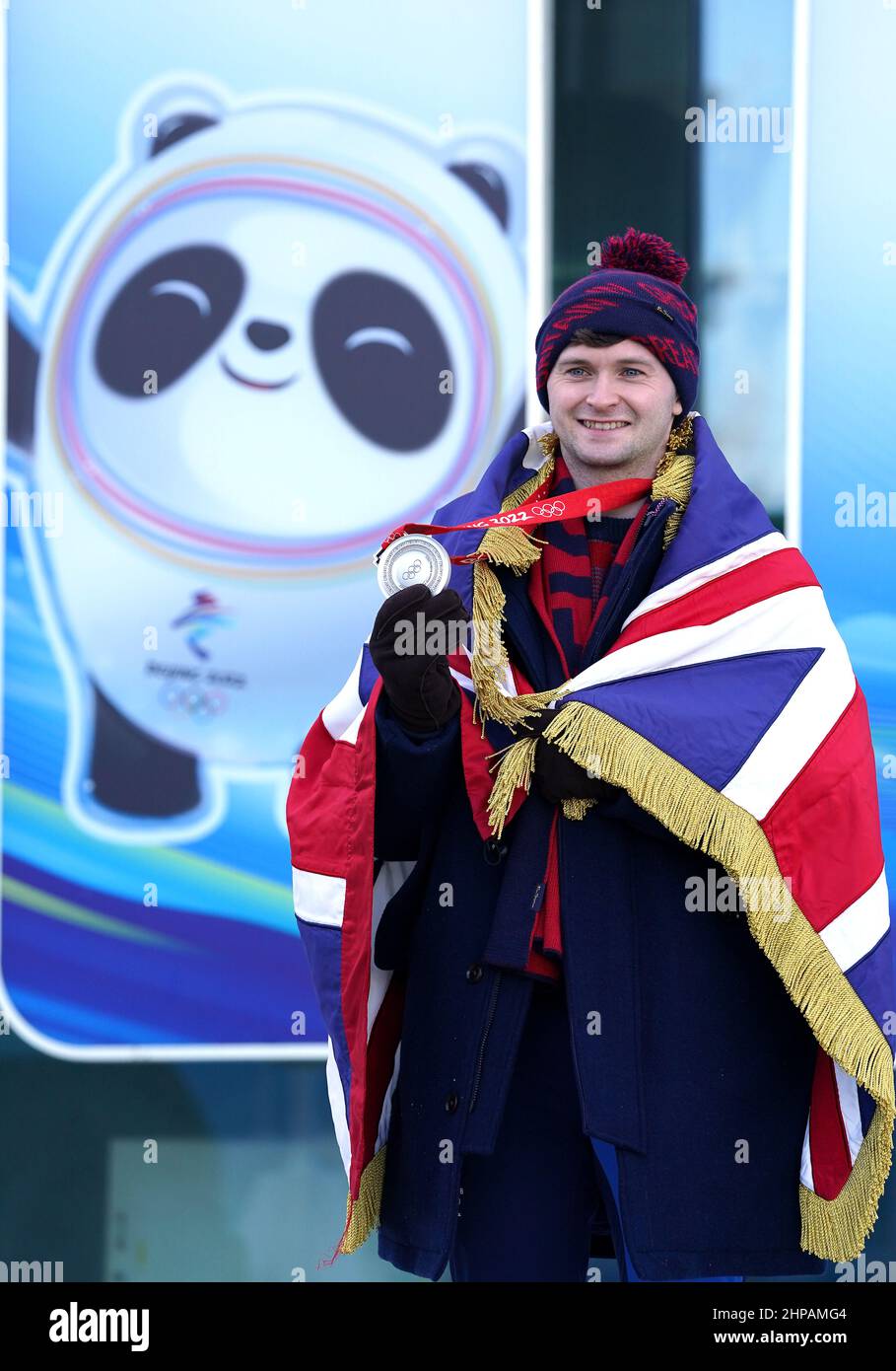 Bruce Mouat della Gran Bretagna, che è stato scelto come flagbearer nella cerimonia di chiusura delle Olimpiadi invernali di Pechino, pone per le fotografie fuori dal National Sliding Center in Cina. Data foto: Domenica 20 febbraio 2022. Foto Stock