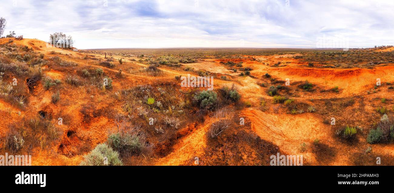Terreno rosso asciutto Leake Mungo nel parco nazionale dell'Australia con superficie panoramica e la formazione di terra antico sito aborigeno. Foto Stock