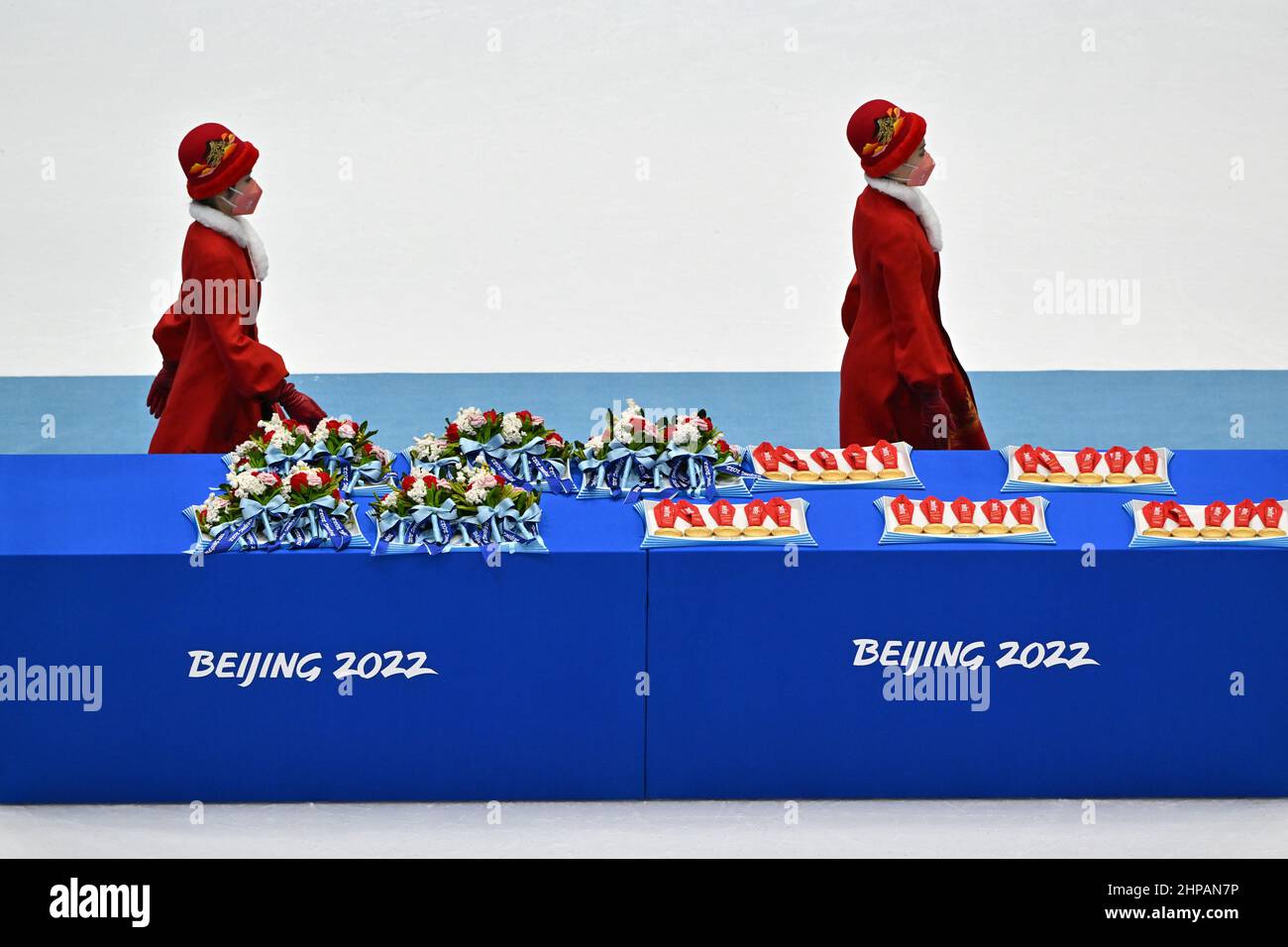 Pechino, Cina. 20th Feb 2022. Olimpiadi, hockey su ghiaccio, Finlandia - Comitato Olimpico Russo, finale, Stadio Nazionale Indoor di Pechino, le medaglie sono preparate su un tavolo per la cerimonia di premiazione. Credit: Peter Kneffel/dpa/Alamy Live News Foto Stock