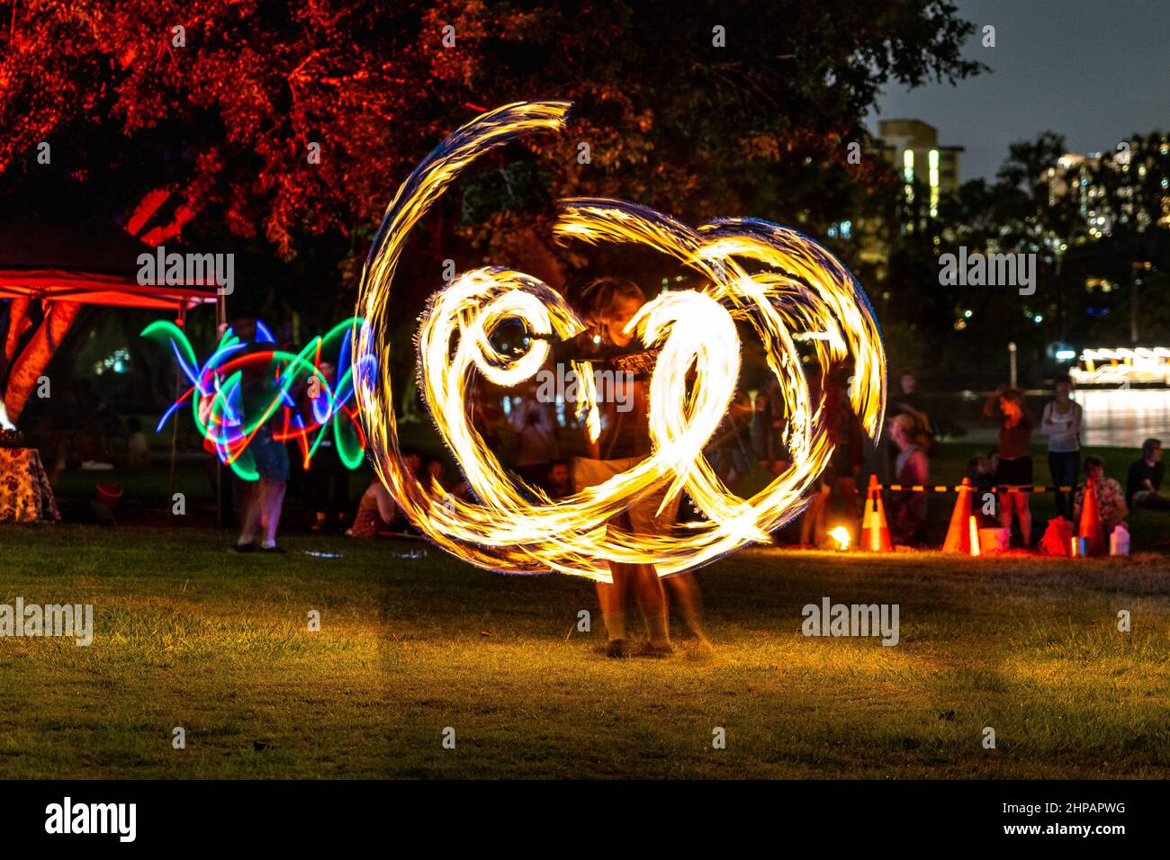 Brisbane, Queensland, Australia - Festival del twirling del fuoco nel West End Foto Stock