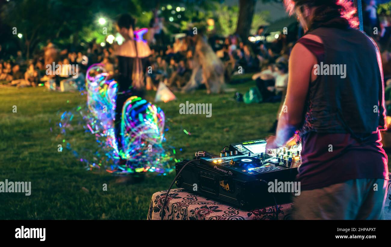 Brisbane, Queensland, Australia - DJ che suona al festival del twirling del fuoco nel West End Foto Stock