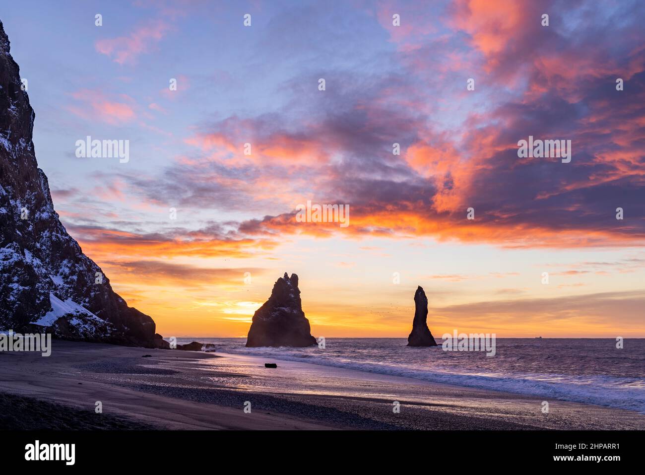 Spettacolare alba sulla spiaggia di sabbia nera di Reynisfjara, vicino al villaggio di Vík i Myrdal, Islanda sud-orientale Foto Stock