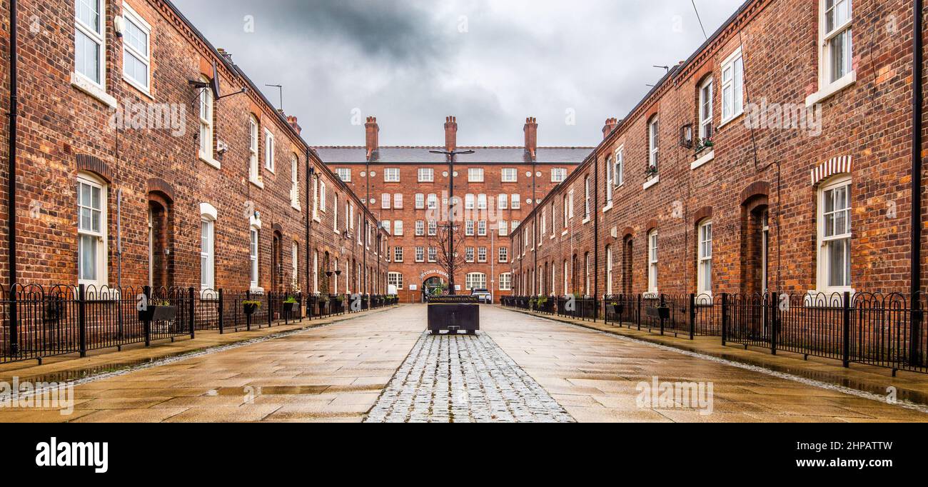 Anita Street incontaminata casa terrazza guardando verso Victorai Square (abitazione comunale), Ancoats, Manchester, Inghilterra, Regno Unito. Foto Stock