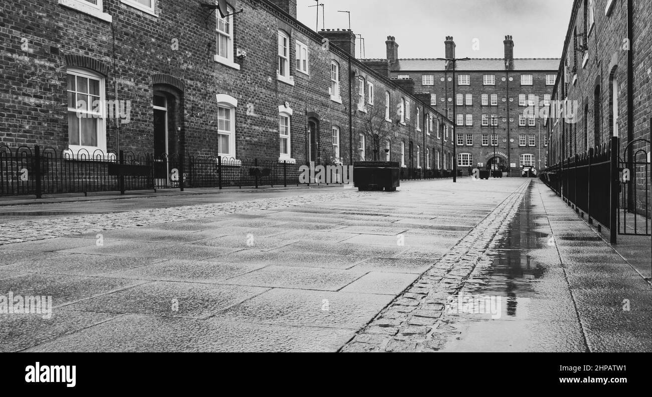 Anita Street incontaminata casa terrazza guardando verso Victorai Square (abitazione comunale), Ancoats, Manchester, Inghilterra, Regno Unito. Foto Stock