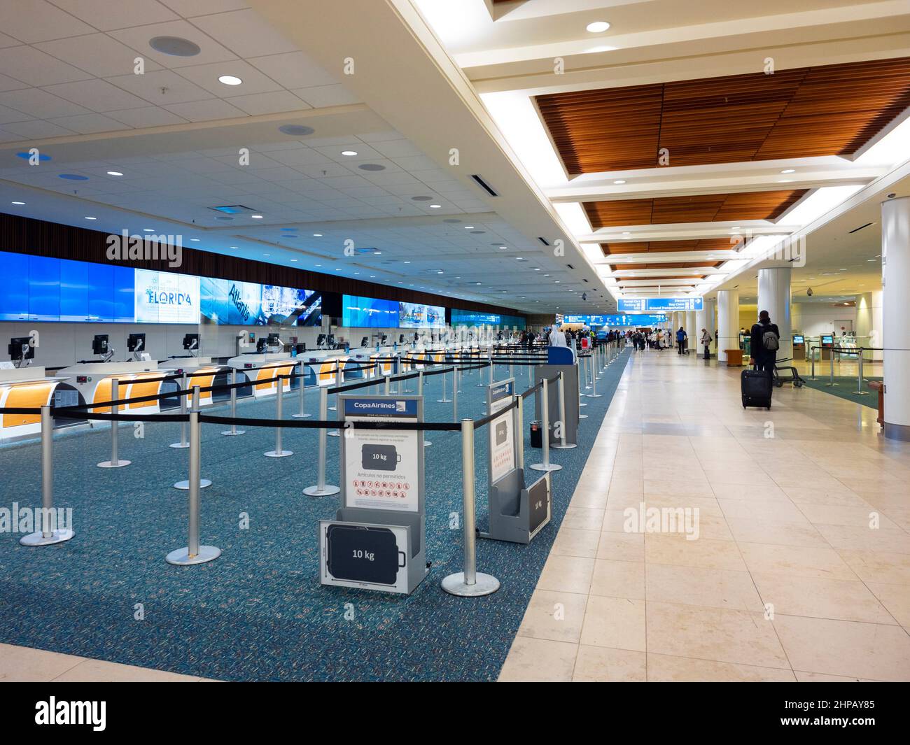 Orlando, Florida - 9 febbraio 2022: Vista ultra larga del Terminal B Check-in Counters Hall all'interno dell'Aeroporto Internazionale di Orlando (MCO). Foto Stock