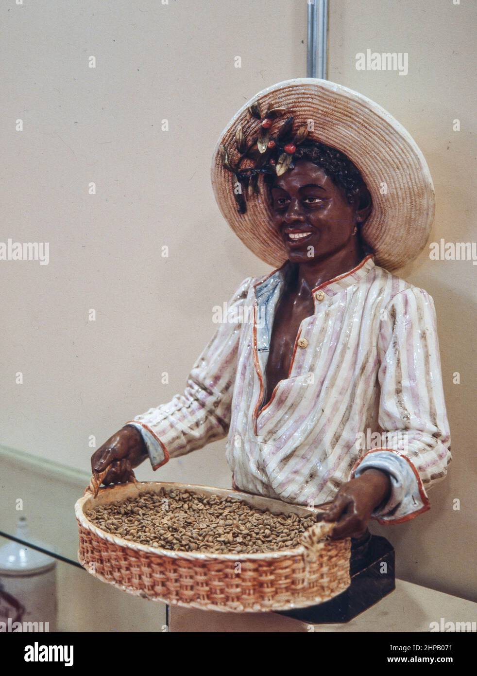 Tupinamba, figura de Cerámica que era el reclamo publicitario de la Marca de café Tupinamba. Museu Municipal de Nàutica del Masnou. Foto Stock