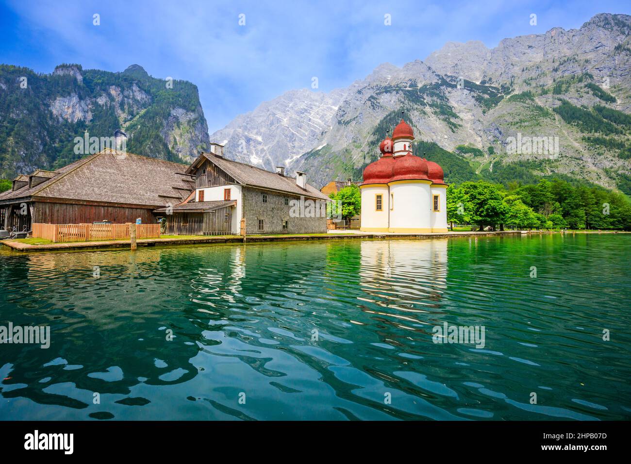 Schonau am Konigsee, Germania. Lago di Konigssee in Berchtesgadener Land. Chiesa di San Bartolomeo (Bartoloma) e montagna Watzmann. Foto Stock
