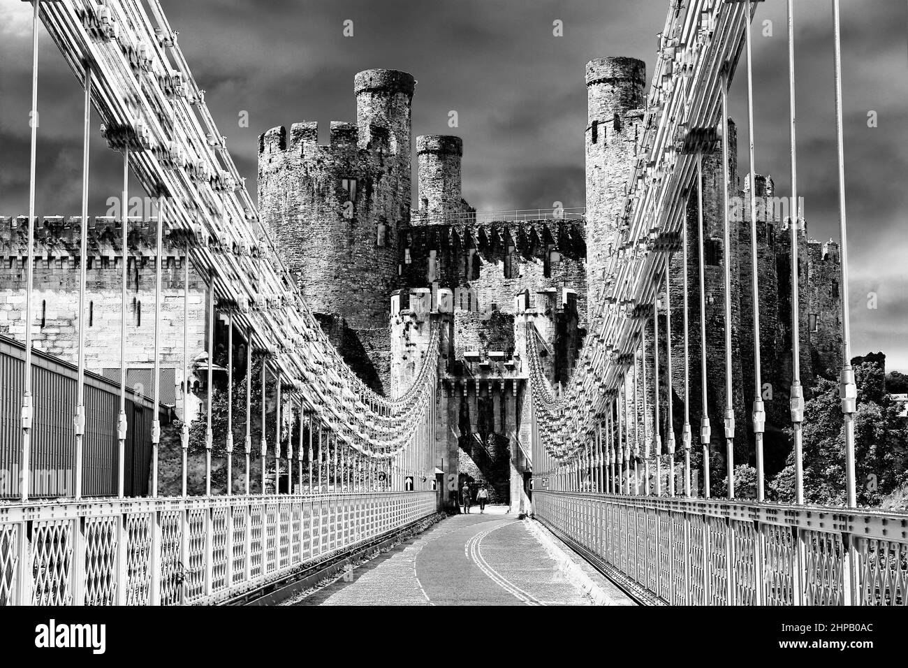 Conwy Suspension Bridge - costruito da Thomas Telford, attraversa il fiume Conwy accanto al castello di Conwy, Galles del Nord Foto Stock