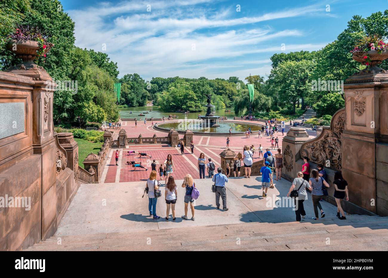 Bethesda Terrace e Fontana con la sua statua Angel of the Waters, che si affaccia sulla riva meridionale del lago in Central Park, Manhattan, NYC. Foto Stock