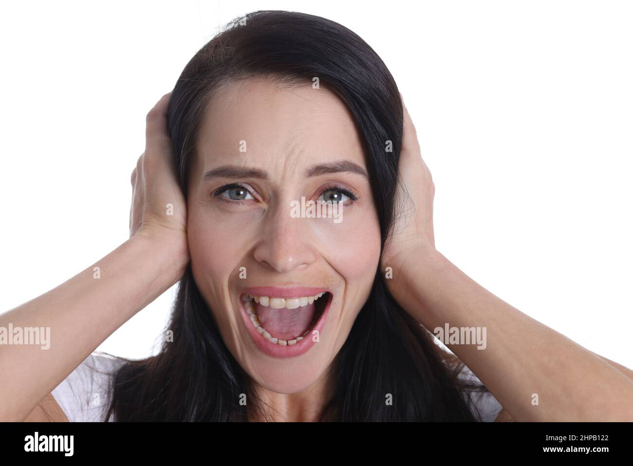 Infelice caucasica femmina inquilino o inquilino copre le orecchie mani odia il rumore di casa Foto Stock