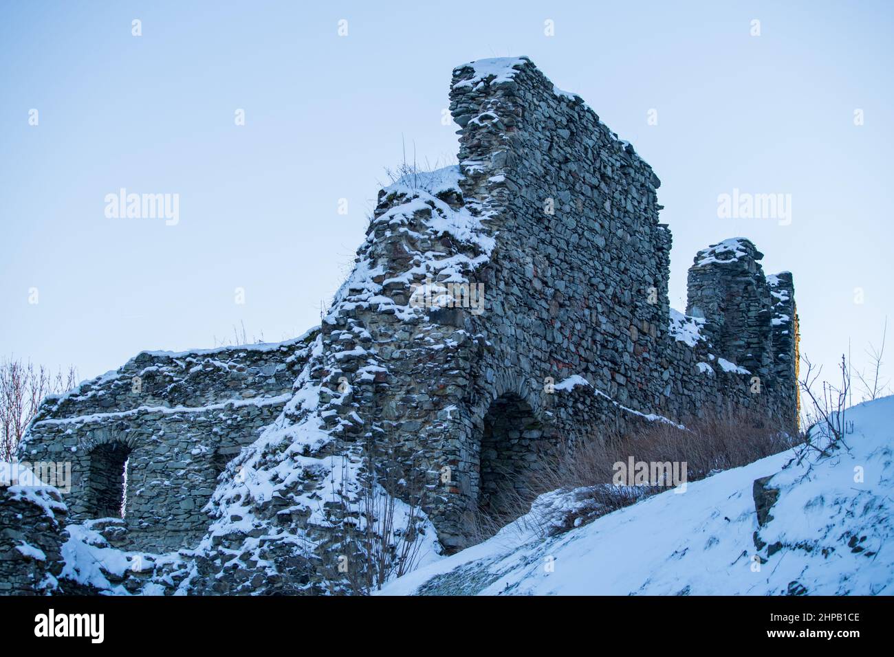 rovine di vecchia fortezza ricoperta di neve contro il cielo limpido Foto Stock