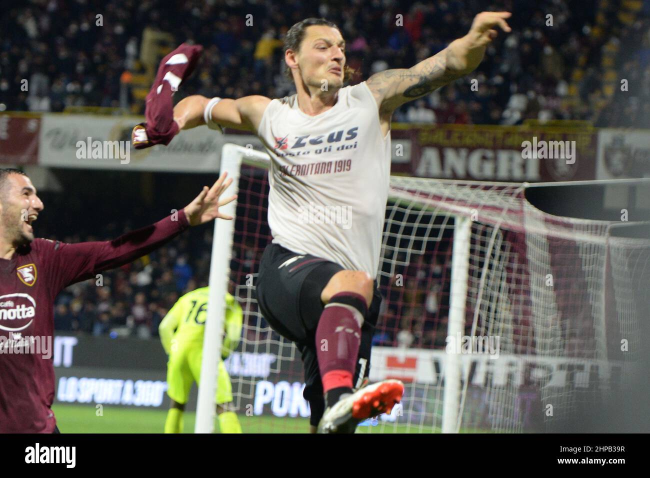 Salerno, Italia. 19th Feb 2022. Milano Djuri? ( US Salernitana 1919) festeggia dopo l'obiettivo 2-1 la Serie A tra gli Stati Uniti. Salernitana 1919 - AC Milan e allo Stadio Arechi Punteggio finale: 2-2 (Credit Image: © Agostino Gemito/Pacific Press via ZUMA Press Wire) Foto Stock
