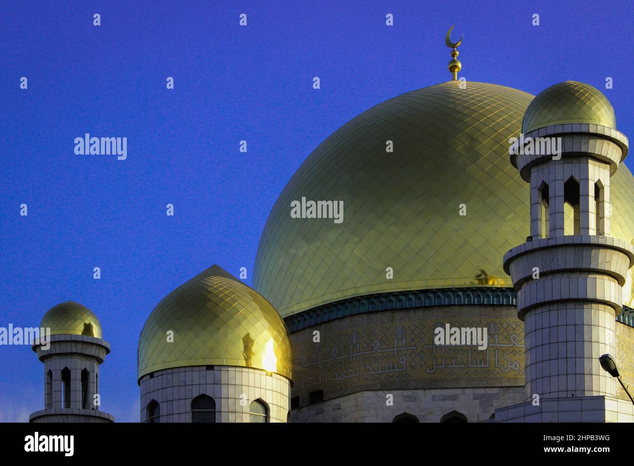 Cupole dorate della Moschea Centrale, Almaty, Kazakhstan Foto Stock