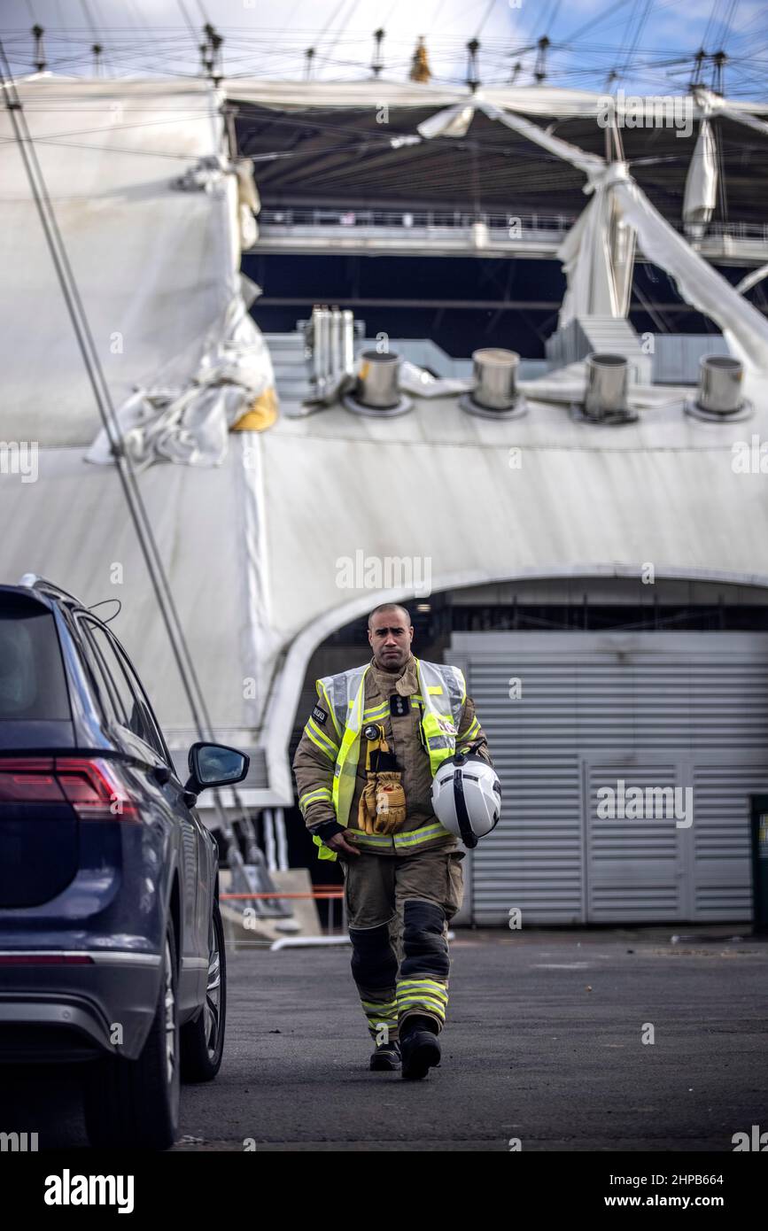 Vigili del fuoco partecipa alla scena all'Arena O2 di East London dove il telone è stato strappato a causa dei venti alti causati da Storm Eunice venerdì 18th febbraio 2022 Foto Stock