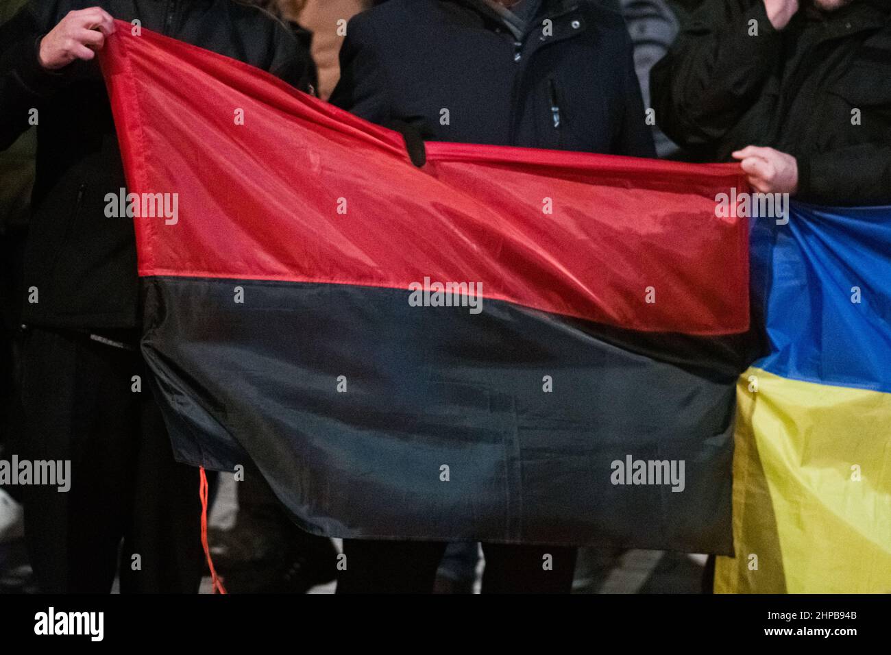 Bandiera dell'esercito insurgente ucraino detenuta da popolo ucraino vicino al confine con la Russia nella regione contesa di Donbass o Donbass Foto Stock
