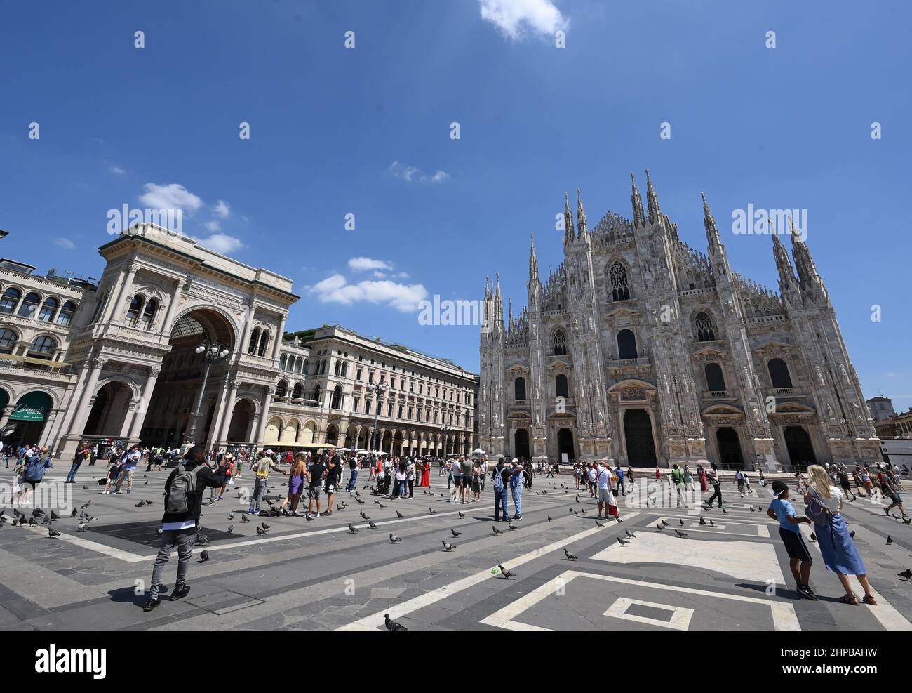 Milano, 6 agosto. 24th giugno 2019. I turisti passeggiano in piazza Duomo a Milano, il 6 agosto 2021. Le città italiane di Milano e Cortina d'Ampezzo sono state nominate ospiti dei Giochi Olimpici invernali 2026 durante la sessione 134th del Comitato Olimpico Internazionale (CIO) del 24 giugno 2019. I Giochi Olimpici invernali 2026 saranno la terza volta che l'Italia ospiterà le Olimpiadi invernali, dopo Torino nel 2006 e Cortina d'Ampezzo nel 1956. Credit: Alberto Lingria/Xinhua/Alamy Live News Foto Stock