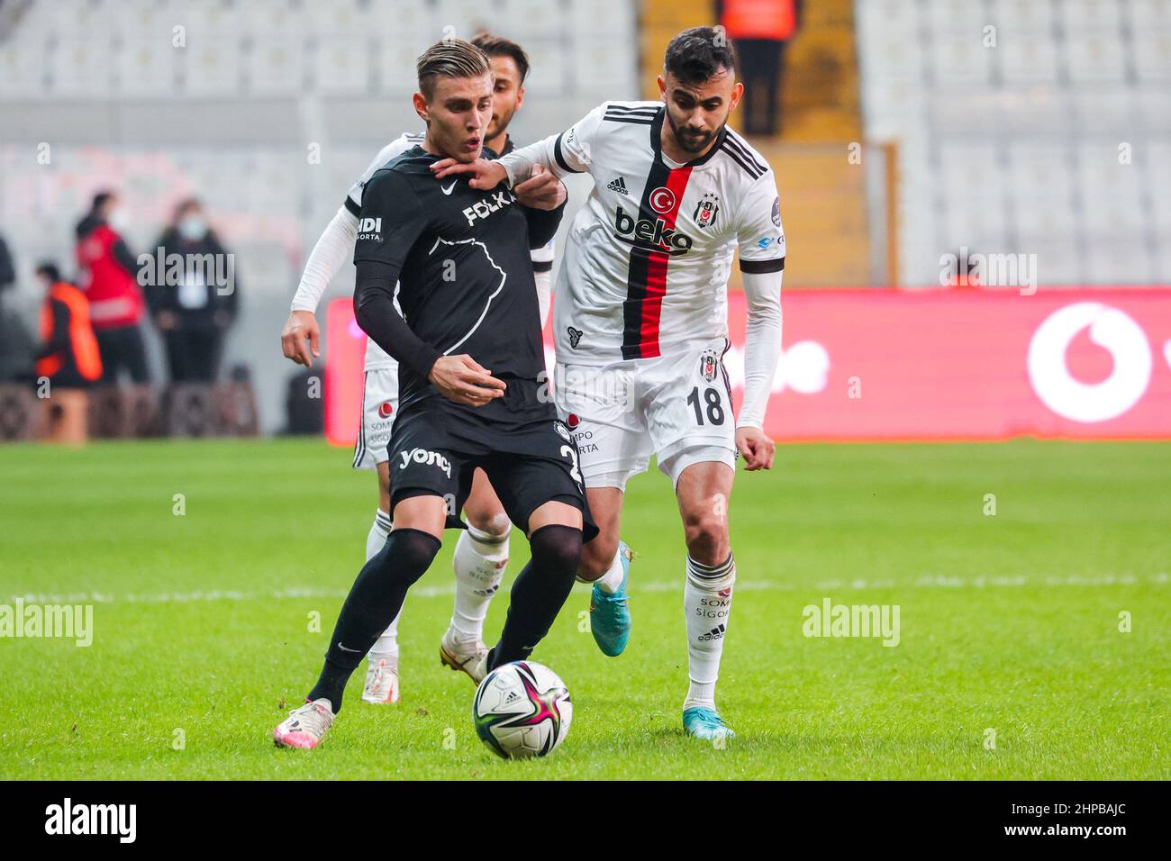 ISTANBUL, TURCHIA - FEBBRAIO 19: Kazimcan Caratas di Altay SK, Rachid Ghezzal di Besiktas JK durante la Super Lig match tra Besiktas e Altay al Vodafone Park Arena il 19 Febbraio 2022 a Istanbul, Turchia (Foto di /Orange Pictures) Foto Stock