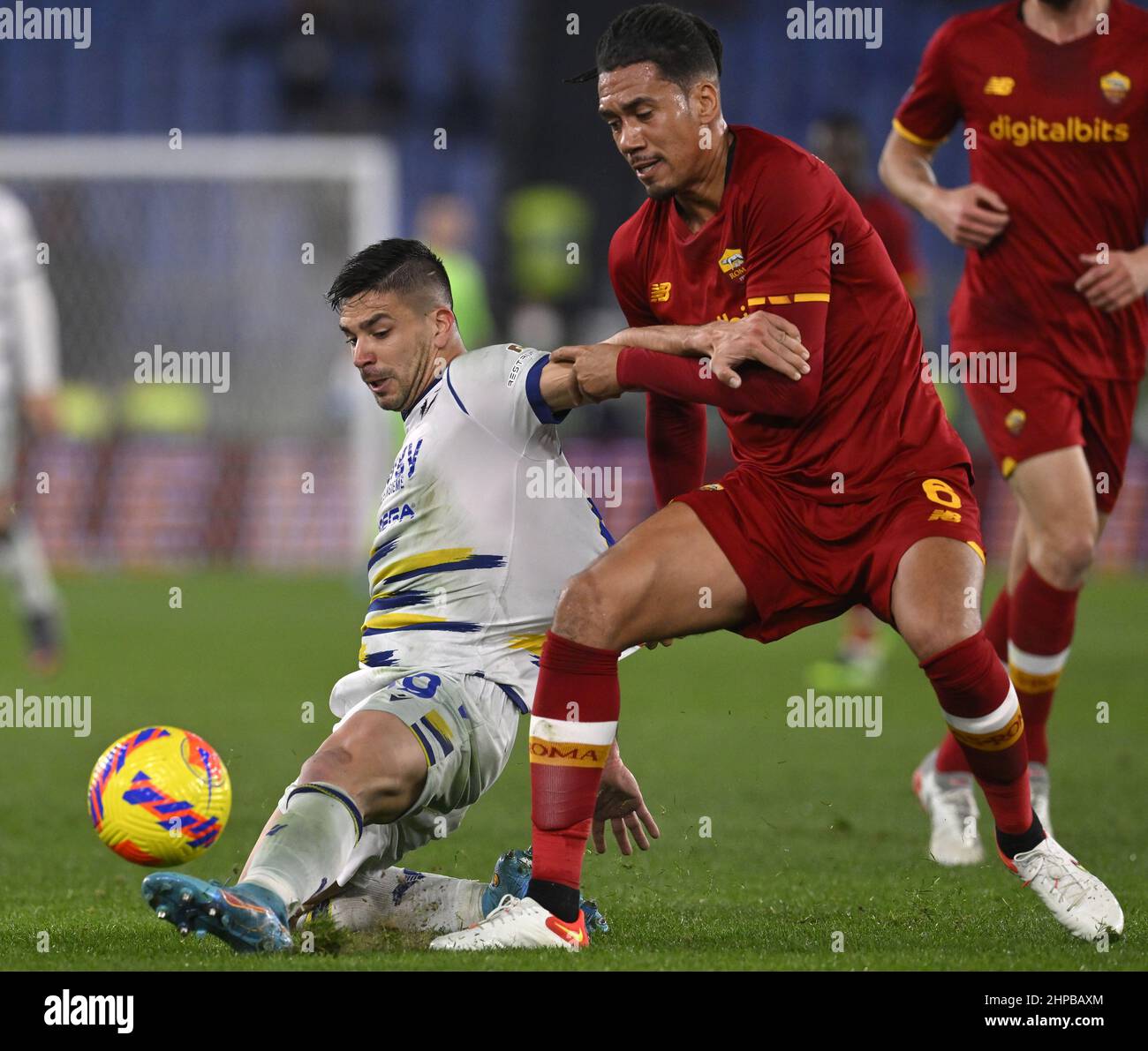 Roma. 19th Feb 2022. Chris Smering (R) di Roma vibra con Giovanni Simeone di Hellas Verona durante una partita di calcio a Roma (Italia), il 19 febbraio 2022. Credit: Alberto Lingria/Xinhua/Alamy Live News Foto Stock