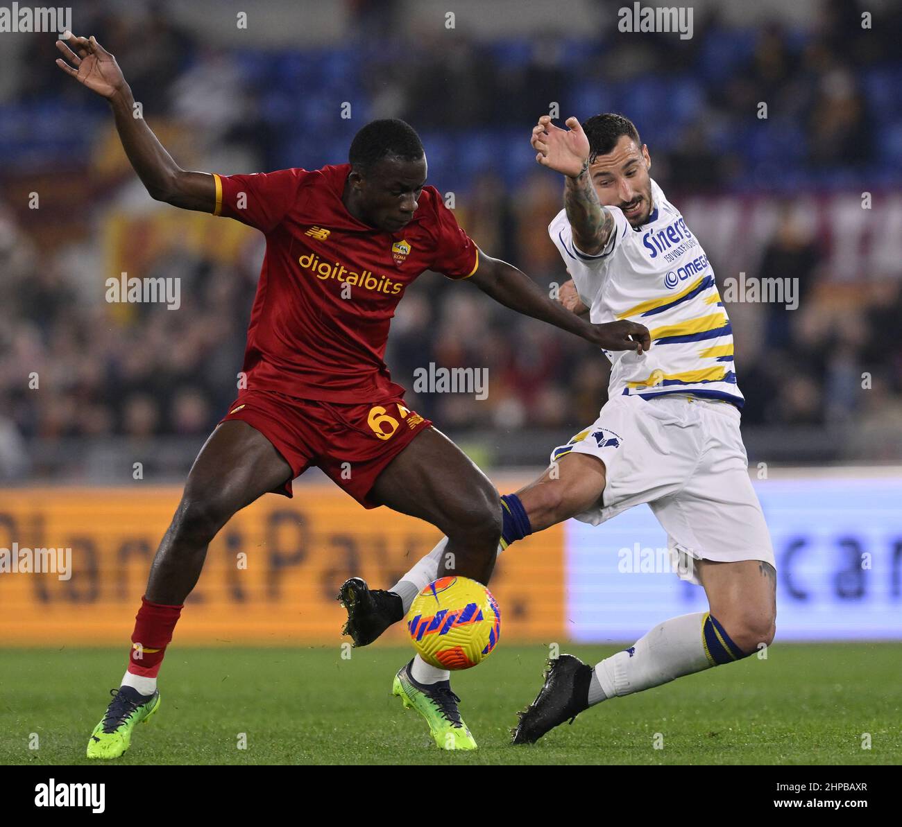 Roma, Italia. 19th Feb 2022. Felix Afena-Gyanvies (L) di Roma vibra con il Koray Gunter di Hellas Verona durante una partita di calcio tra Roma e Hellas Verona a Roma, Italia, il 19 febbraio 2022. Credit: Alberto Lingria/Xinhua/Alamy Live News Foto Stock