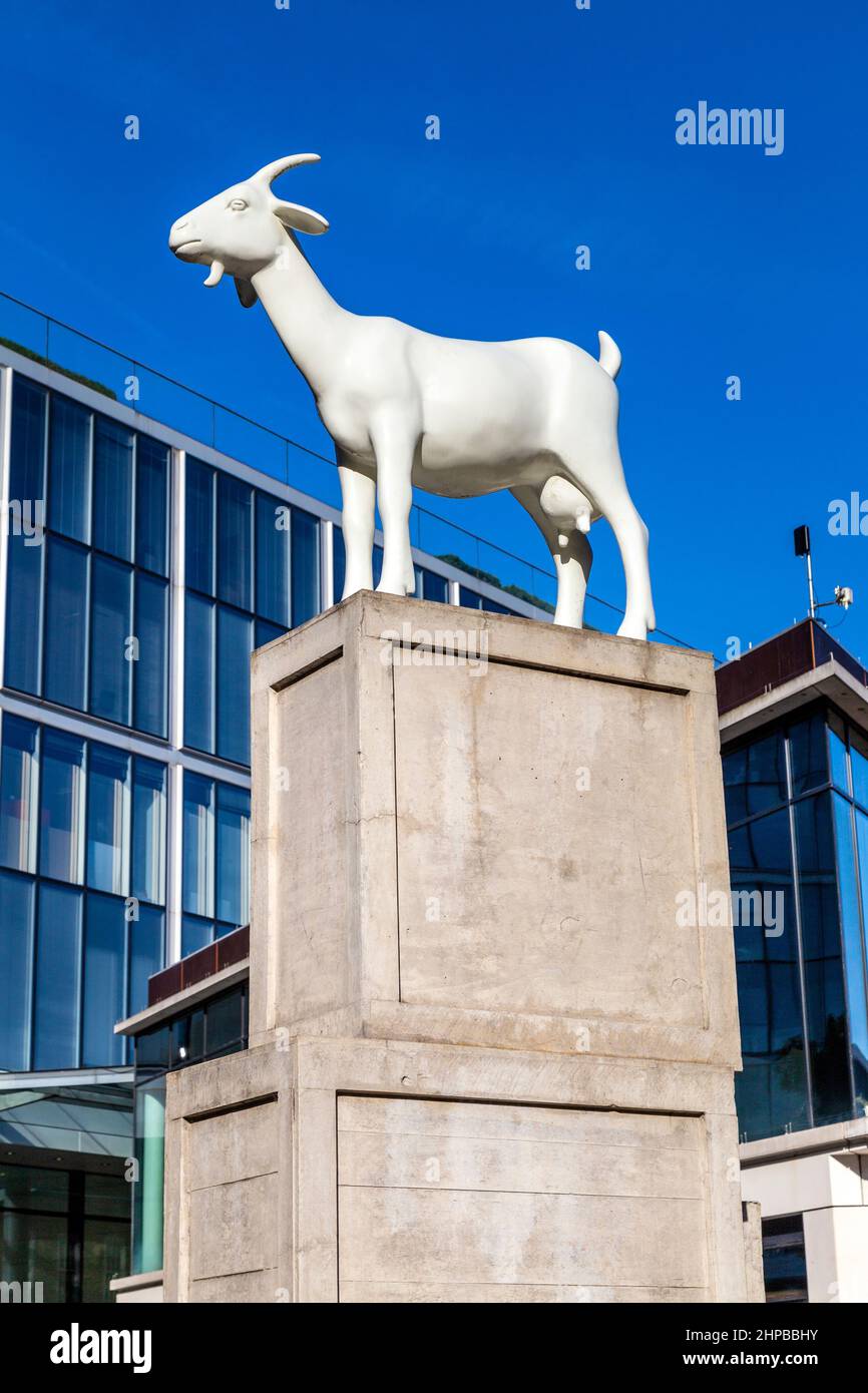 "Io" Capra scultura di Kenny Hunter di Spitalfields Market, London, Regno Unito Foto Stock