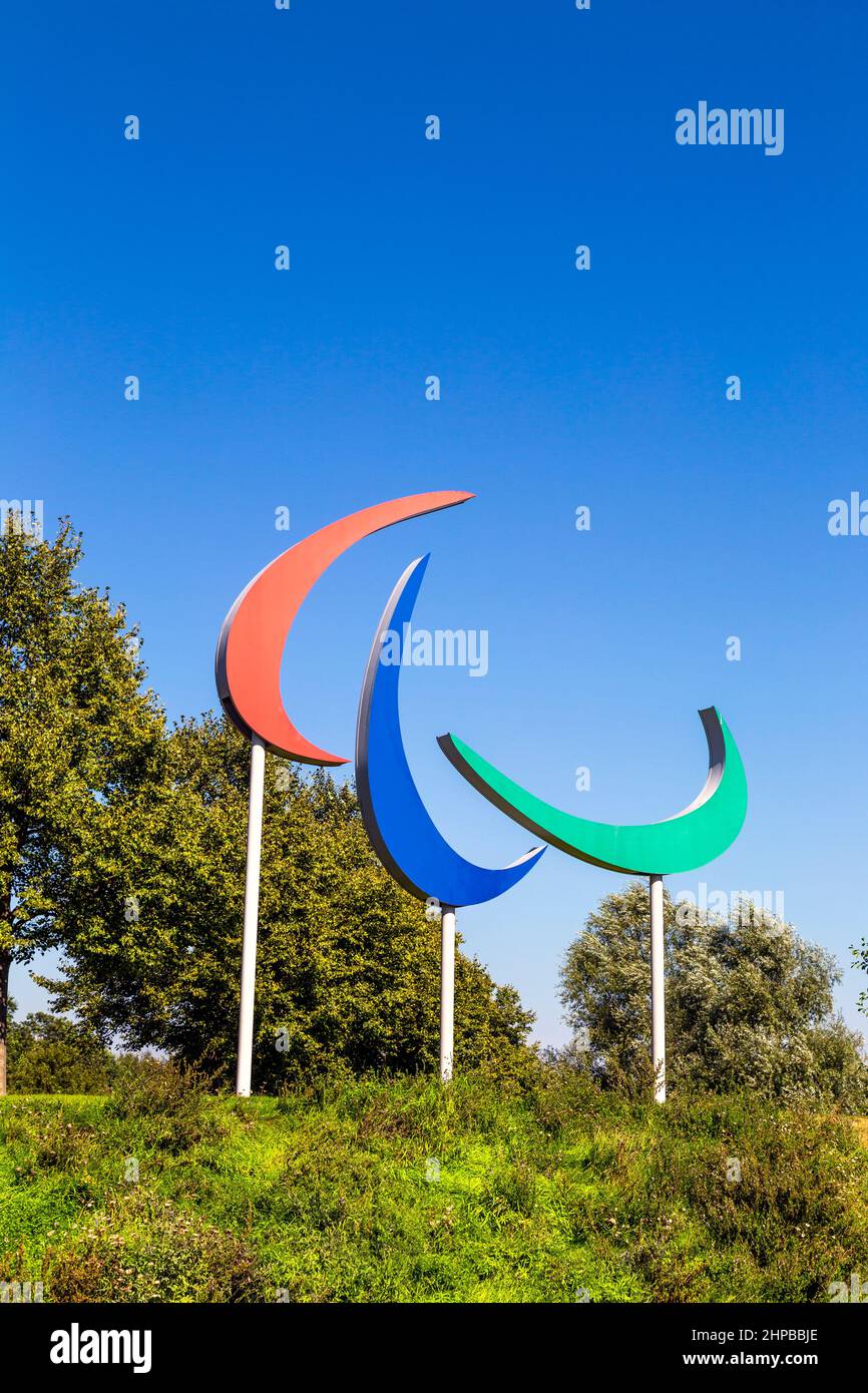 Logo Paralympics Agitos di Eastcross Bridge nel Queen Elizabeth Olympic Park, Stratford, East London, Inghilterra, Regno Unito Foto Stock