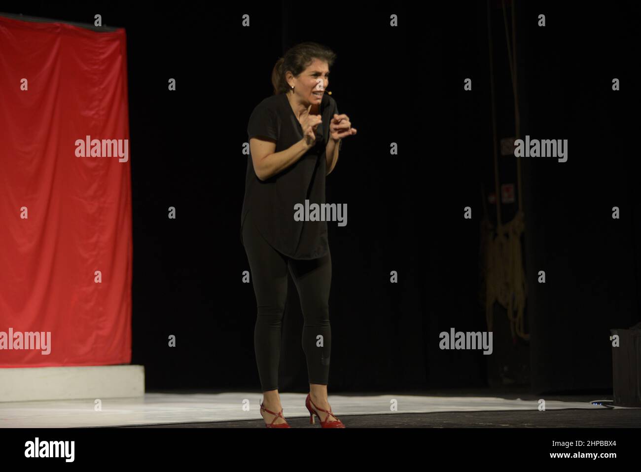 19 febbraio 2022, Ferrara, Italia: Giulia e Paola Michelini si esibiscono sul palco del teatro ferrarese per lo spettacolo ''Alza la voce' (Credit Image: © Mariano Montella/Pacific Press via ZUMA Press Wire) Foto Stock