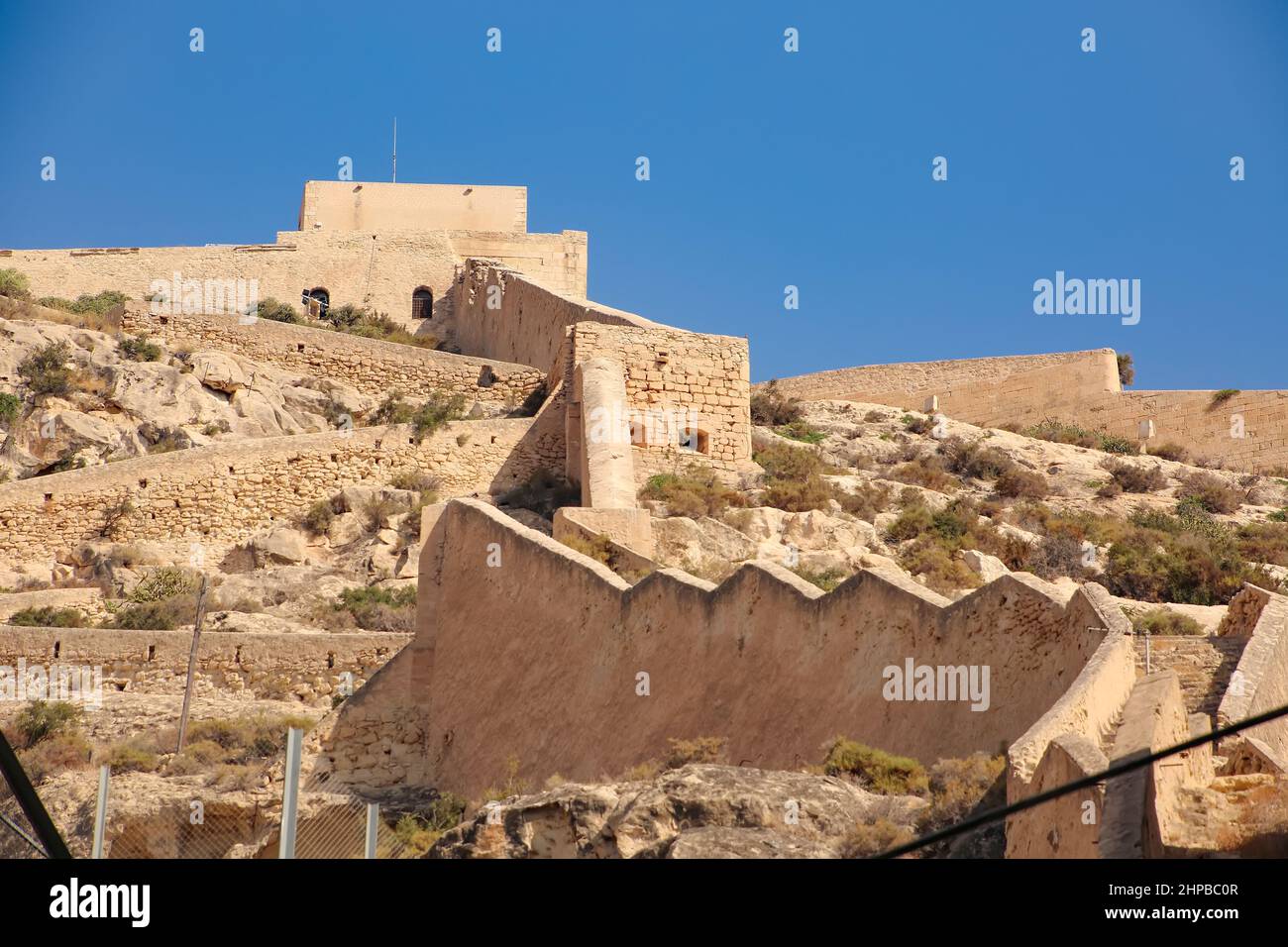 Primo piano del Castello di Santa Barbara, una fortificazione nel centro di Alicante, Spagna. Sorge sul Monte Benacantil del 9th secolo. Foto Stock