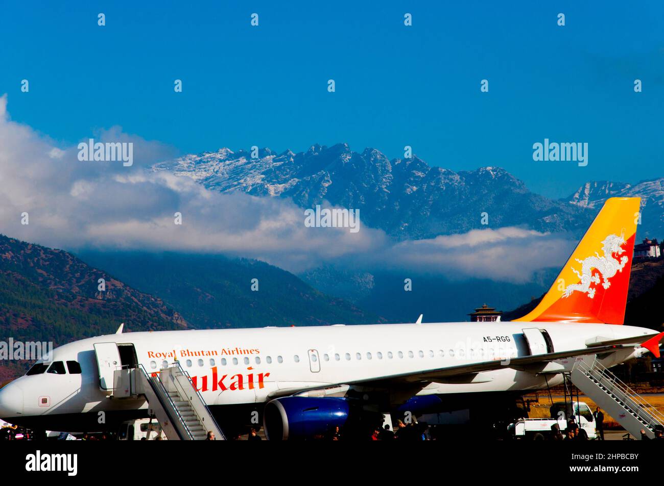 Paro, Bhutan - 14 marzo 2012: Airbus per Drukair Royal Bhutan Airlines all'aeroporto internazionale Paro Foto Stock