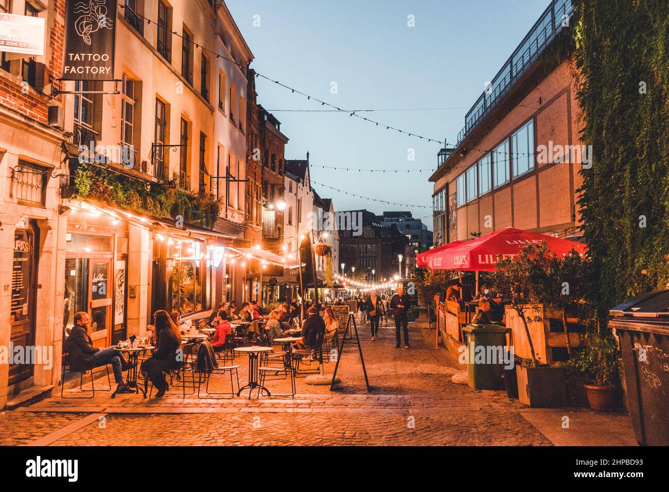 Bruxelles, BELGIO - 8 ottobre 2021: Vita notturna a Bruxelles.. La gente si gode la serata per le strade della capitale del Belgio Foto Stock