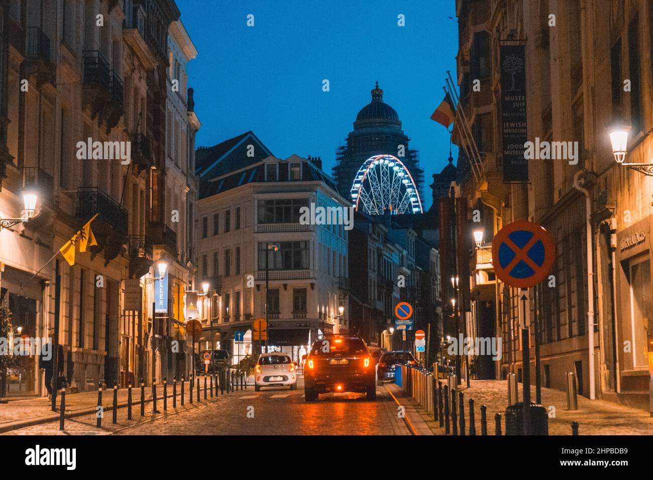 Bruxelles, BELGIO - 8 ottobre 2021: Vita notturna a Bruxelles.. Persone che passeggiano per le strade della capitale del Belgio Foto Stock