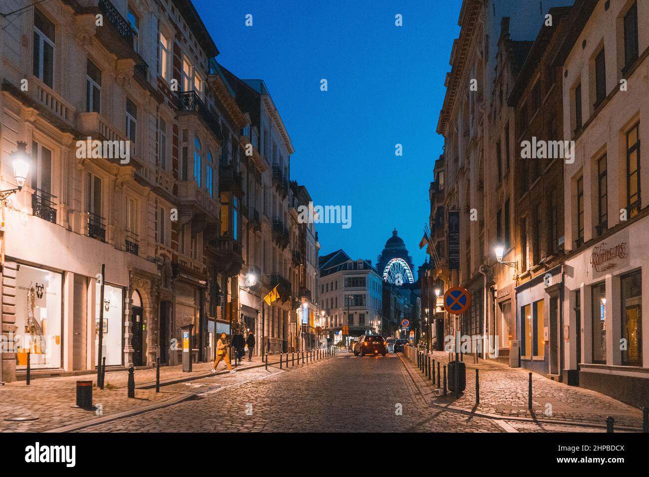 Bruxelles, BELGIO - 8 ottobre 2021: Vita notturna a Bruxelles.. Persone che passeggiano per le strade della capitale del Belgio Foto Stock