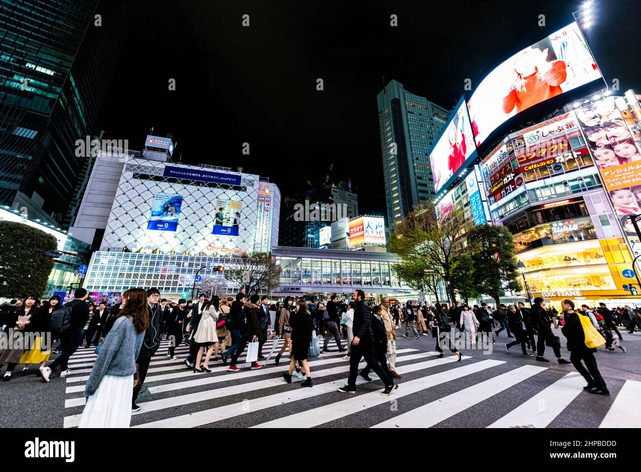 Shibuya, Giappone - 1 aprile 2019: Shibuya famosa traversata crosswalk cramble punto di riferimento città del centro e gente folla a piedi da pubblicità commerciale Foto Stock