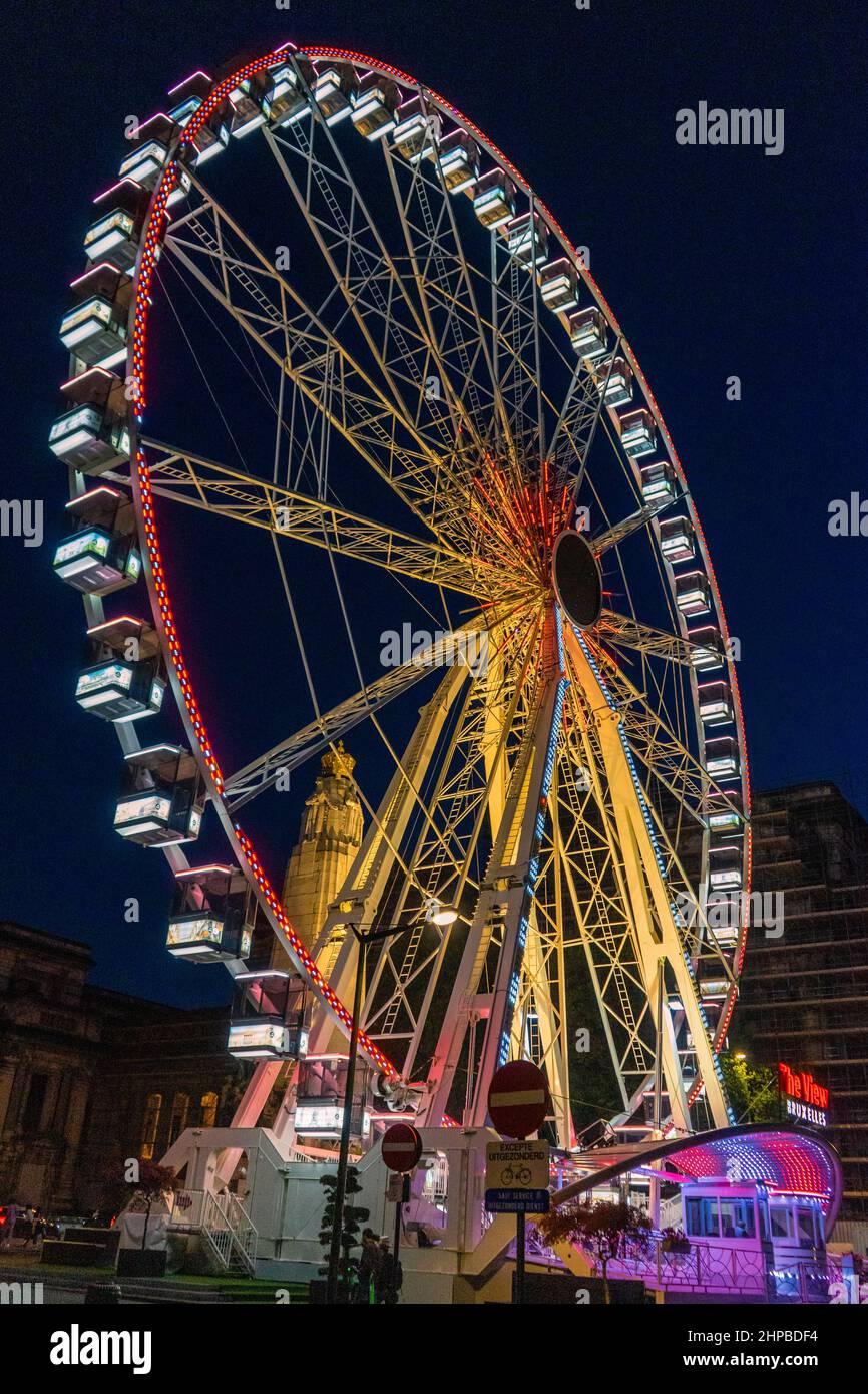 Bruxelles, BELGIO - 8 ottobre 2021: Vita notturna a Bruxelles.. La ruota grande 'The View' è una famosa attrazione nella capitale del Belgio Foto Stock