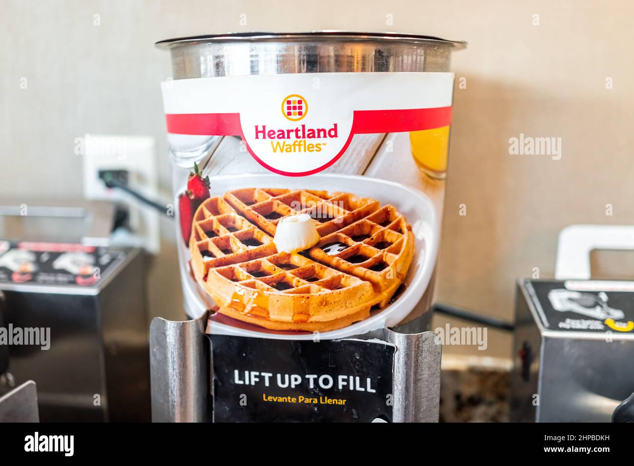 Napoli, Stati Uniti d'America - 6 agosto 2021: Buffet mattutino dell'IHG Staybridge Suites hotel con waffle caldi per colazione continentale al mattino Foto Stock