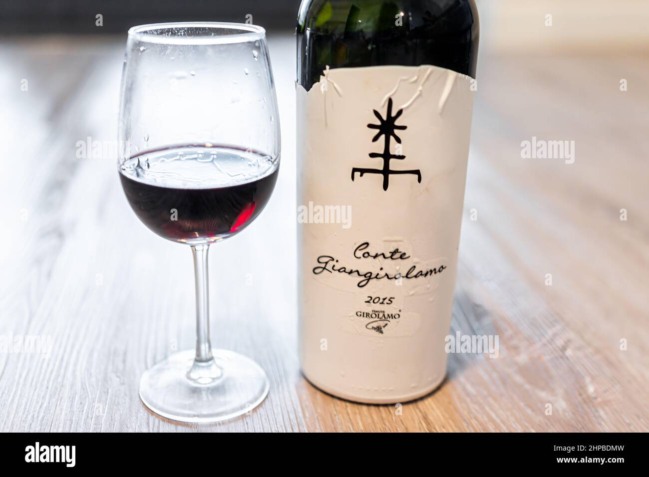 Napoli, Stati Uniti d'America - 10 agosto 2021: Bottiglia di vino rosso d'annata 2015 Italia di Conte Giangirolamo con etichetta cartacea sul tavolo Foto Stock