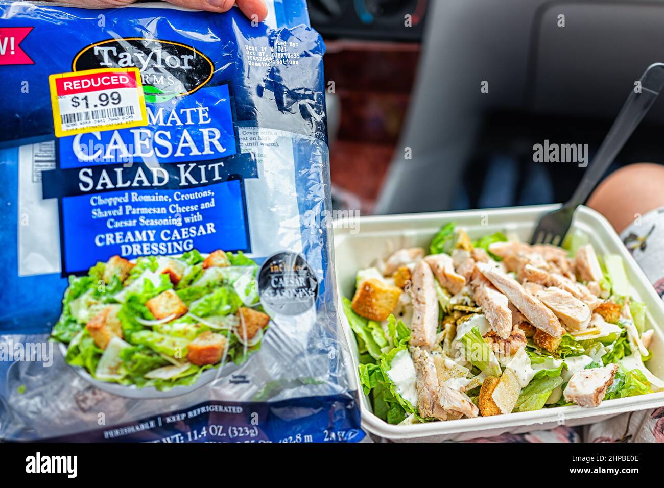 Atene, USA - 5 ottobre 2021: Lattuga Caesar romaine e polli alla griglia con etichetta con il cartello della confezione per il kit di insalate Taylor Farms a prezzo ridotto Foto Stock