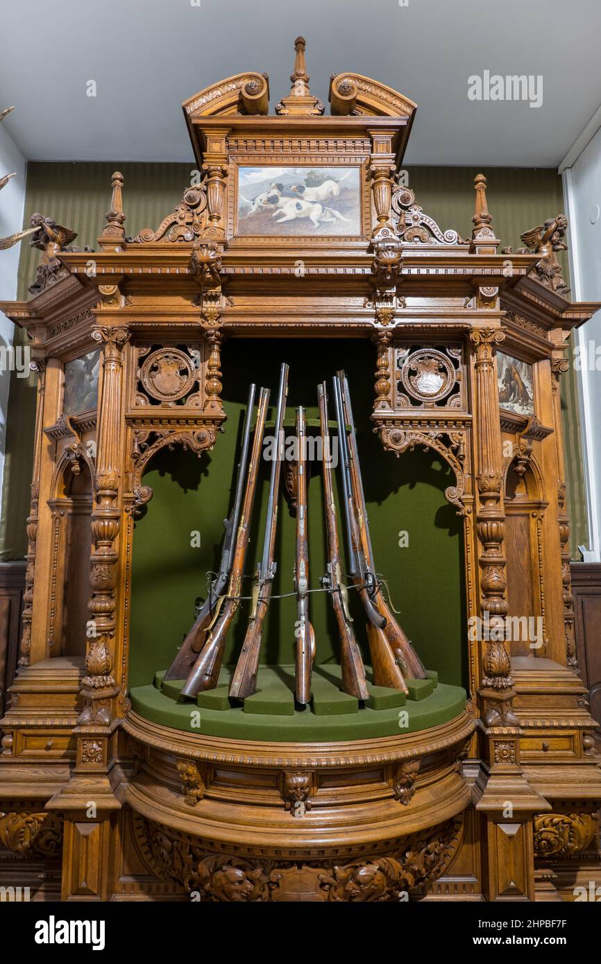 Collezione di fucili da caccia nel Museo della Caccia e dell'Orsemanship nel Parco reale Lazienki di Varsavia, Polonia. Foto Stock