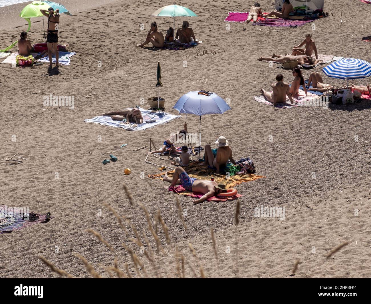 Gruppo di turisti che si godono la spiaggia in una soleggiata giornata estiva in Costa Brava, Spagna Foto Stock