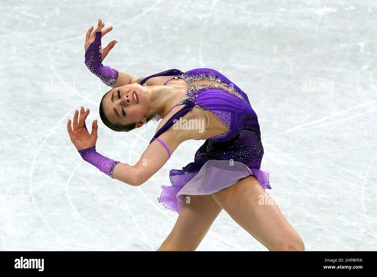 Foto del 15-02-2022 del Kamila Valieva del Comitato Olimpico Russo. Kamila Valieva, quindicenne, ha abbagliato il suo debutto sul ghiaccio olimpico, minacciando di eclissare il suo record mondiale nel breve programma. Molti la chiamavano già la più grande di sempre, prima di un test positivo della corda che si è evoluto in uno dei più grandi scandali della storia olimpica. Data di emissione: Domenica 20 febbraio 2022. Foto Stock