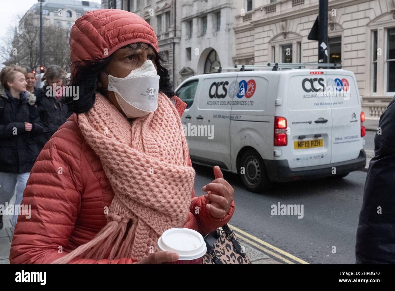 Donna nera che indossa una maschera facciale 3M durante il Covid 19 Pandemic sulle strade di Londra Foto Stock