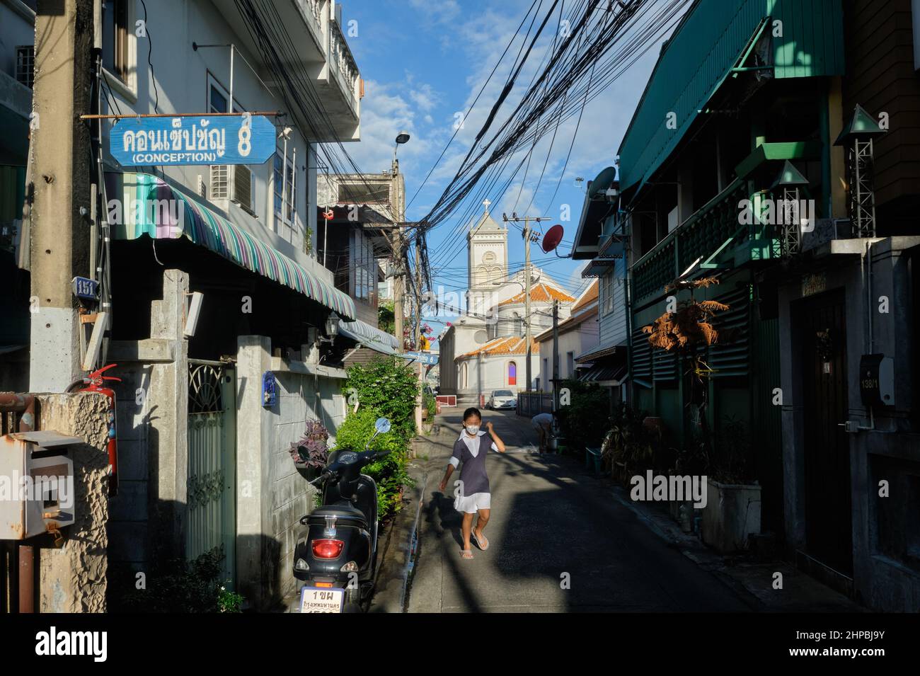 Ban Yuan, un antico insediamento di immigrati vietnamiti e cambogiani a Bangkok, in Thailandia; b/g: La Chiesa dell'Immacolata Concezione, la prima chiesa della Thailandia Foto Stock