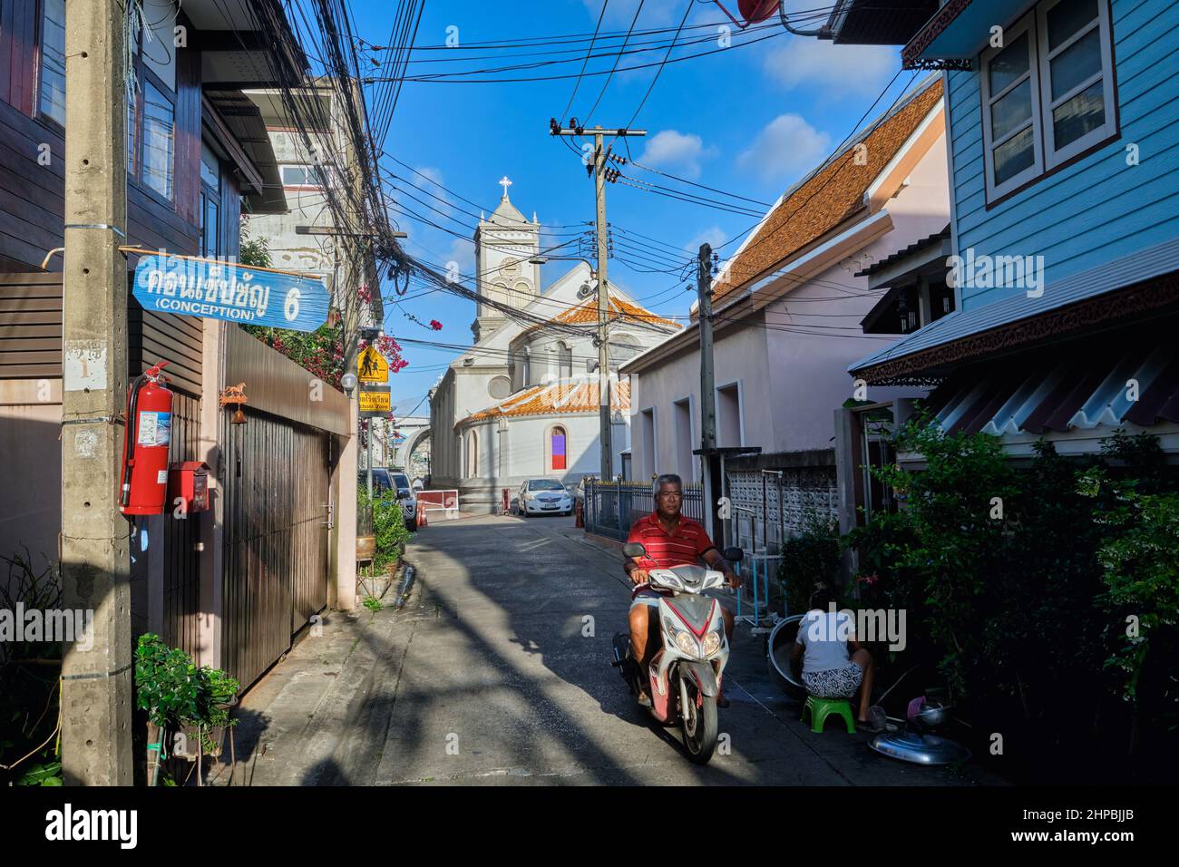 Ban Yuan, un antico insediamento di immigrati vietnamiti e cambogiani a Bangkok, in Thailandia; b/g: La Chiesa dell'Immacolata Concezione, la prima chiesa della Thailandia Foto Stock