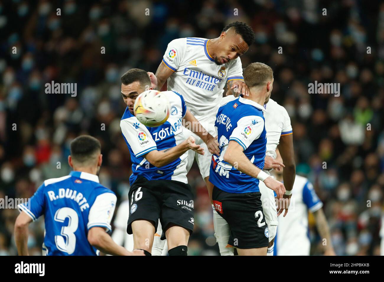 Eder Militao del Real Madrid e Mamadou Loum di Alaves durante il campionato spagnolo la Liga partita di calcio tra Real Madrid e Deportivo Alaves il 19 febbraio 2022 allo stadio Santiago Bernabeu di Madrid, Spagna - Foto: Oscar Barroso/DPPI/LiveMedia Foto Stock