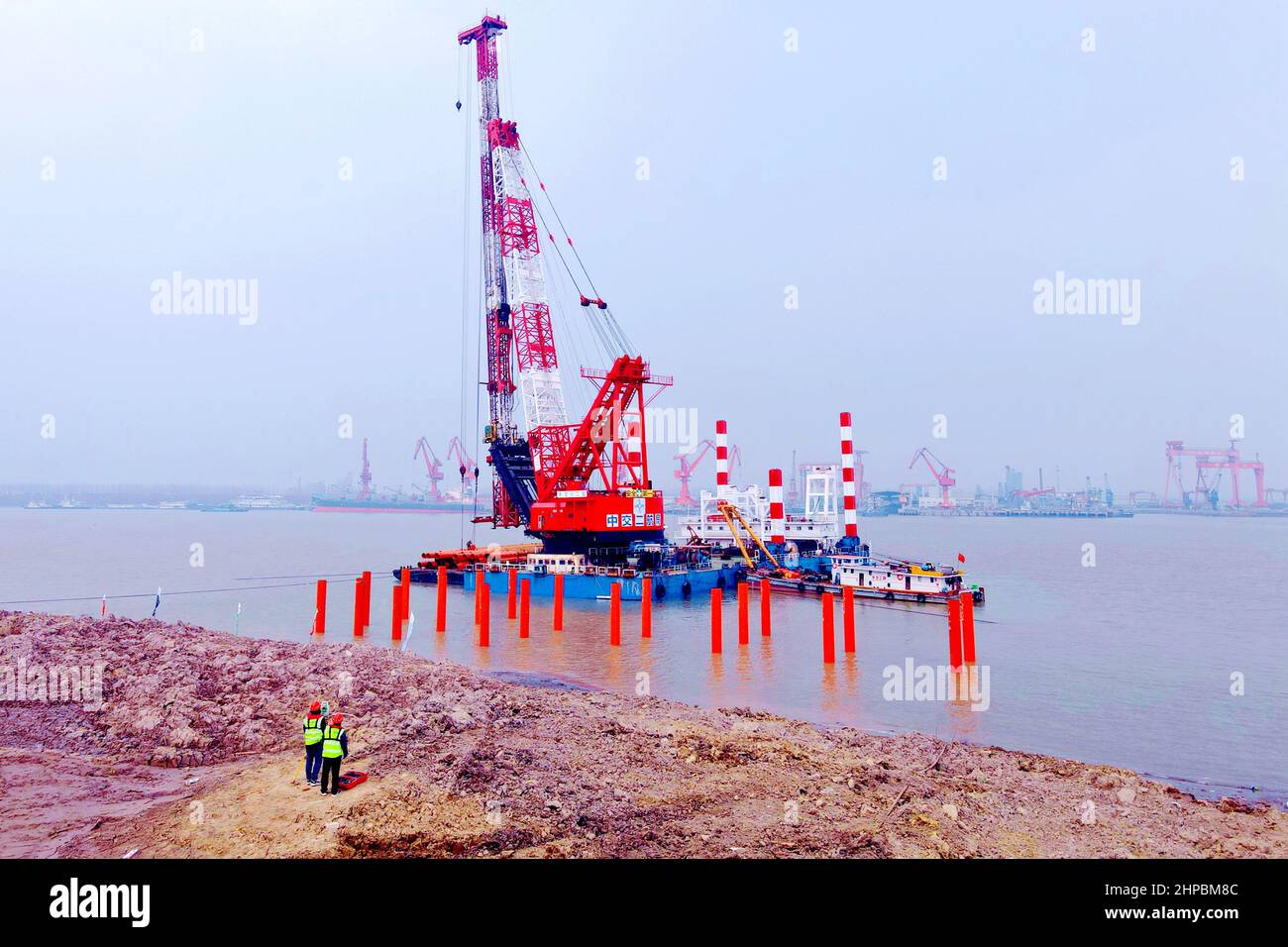 RUGAO, CINA - 19 FEBBRAIO 2022 - progetto pilota del ponte sul fiume ZhangJinggao Yangtze, il ponte sospeso più grande del mondo -- sup temporaneo Foto Stock