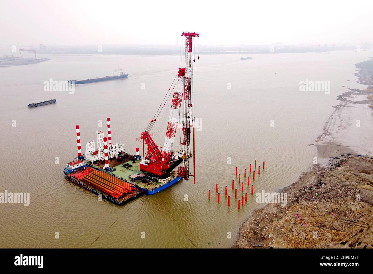 RUGAO, CINA - 19 FEBBRAIO 2022 - progetto pilota del ponte sul fiume ZhangJinggao Yangtze, il ponte sospeso più grande del mondo -- sup temporaneo Foto Stock