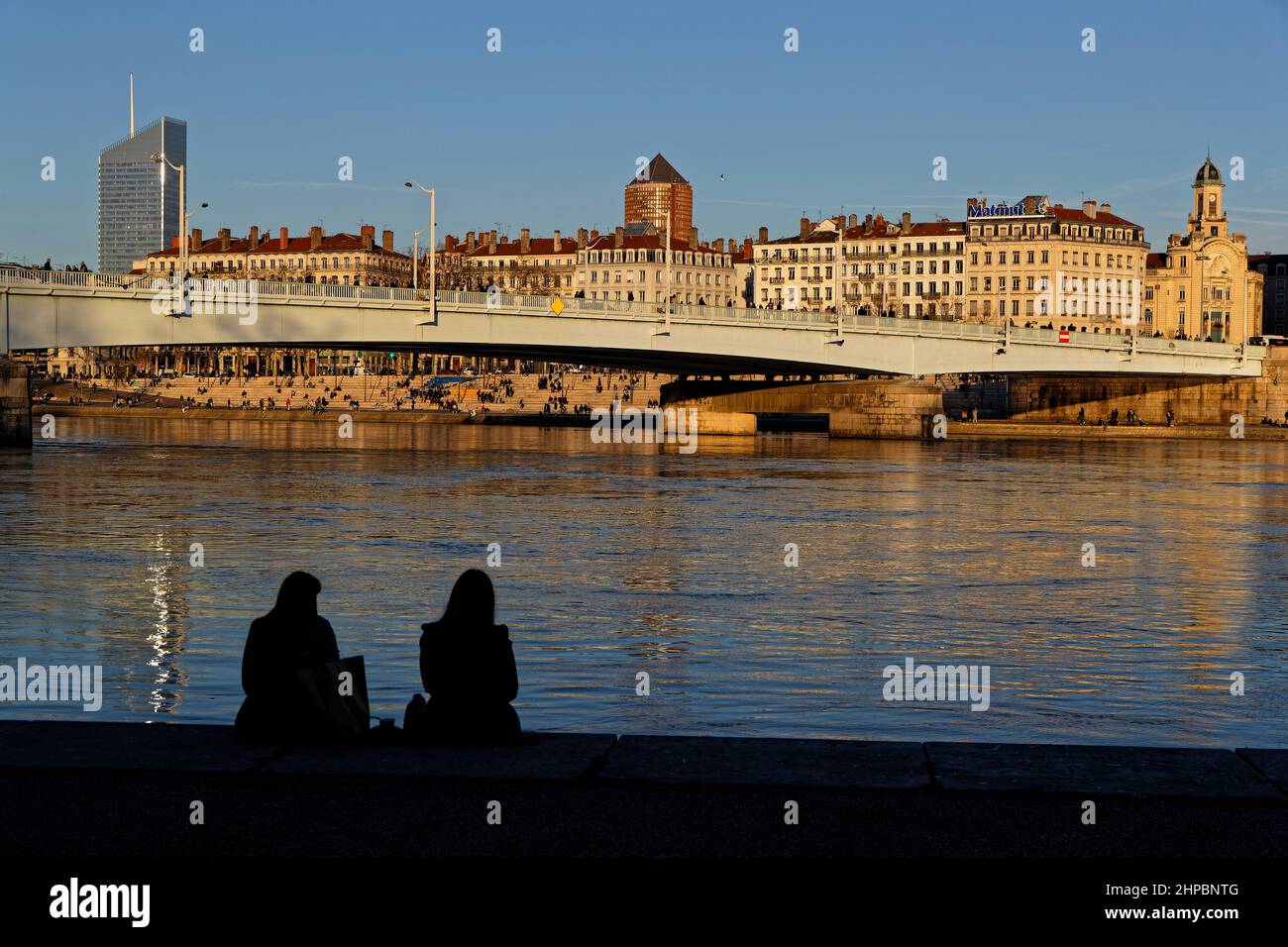 LIONE, FRANCIA, 19 febbraio 2022 : Silhouette di giovani sulle rive del fiume Rodano al tramonto. Foto Stock