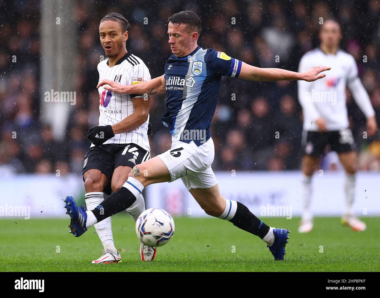 Fulham's Bobby Decordova-Reid (a sinistra) e Jonathan Hogg di Huddersfield Town combattono per la palla durante la partita del campionato Sky Bet a Craven Cottage, Londra. Data foto: Sabato 19 febbraio 2022. Foto Stock