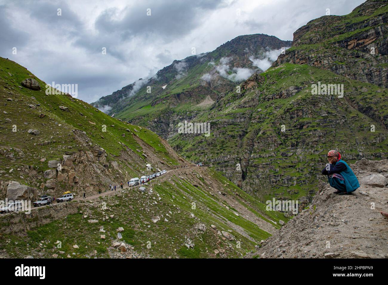 Villager seduto e guardando veicoli di passaggio su strada Manali Kaza , Himachal Pradesh, India Foto Stock