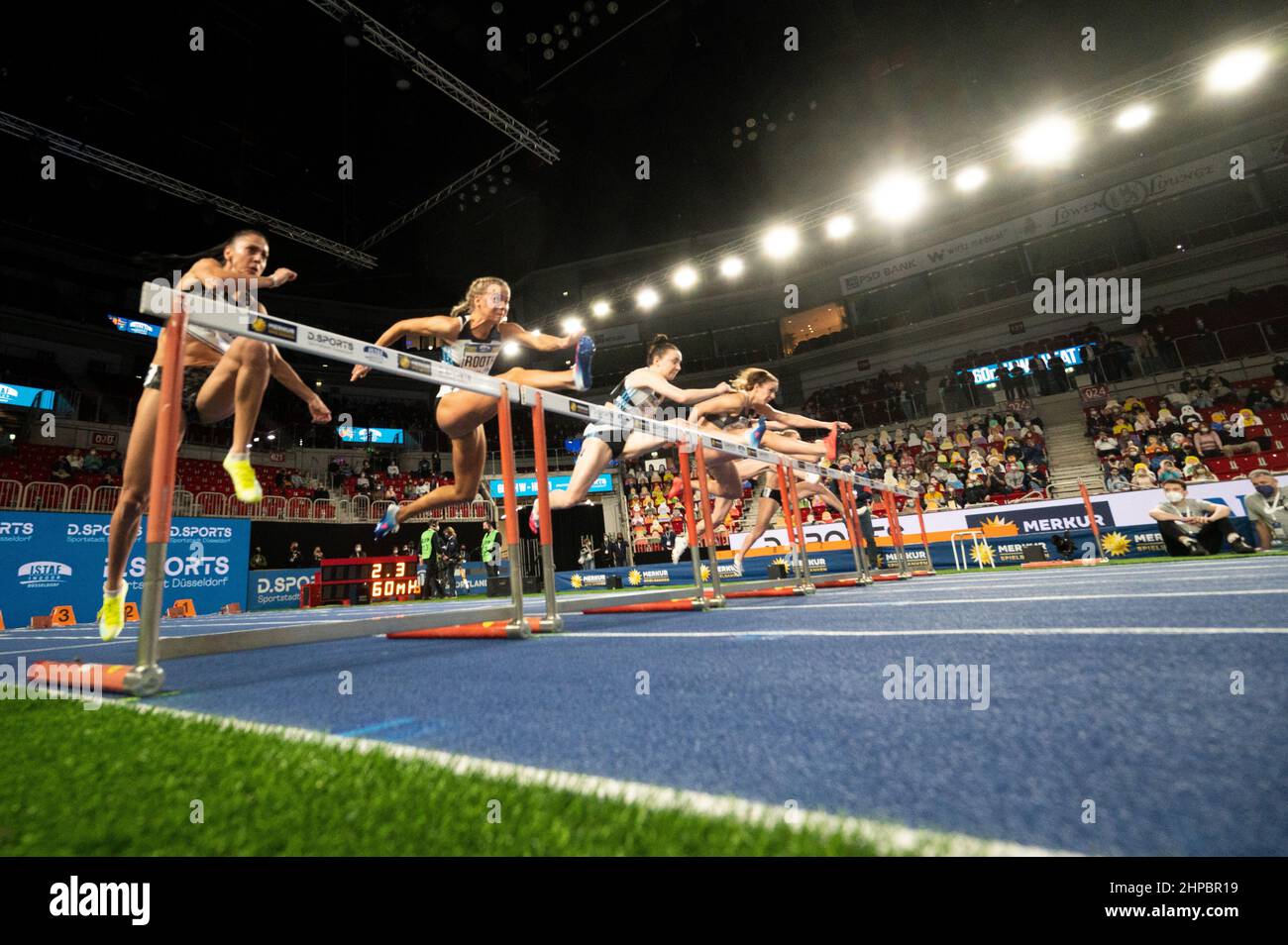 Duesseldorf, Germania. 20th Feb 2022. Il primo calore preliminare delle donne di 60 metri ostacoli. Credit: Federico Gambarini/dpa/Alamy Live News Foto Stock